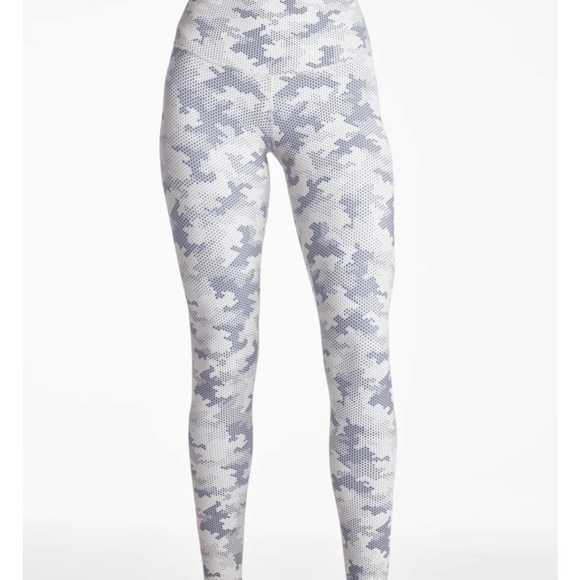 DYI  Digital Camo Signature Legging.  Like New - Picture 2 of 7
